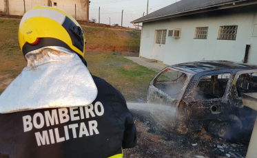Carro é incendiado no CCZ em Criciúma