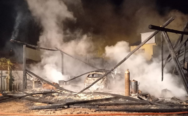 Oficina de chapeação e pintura pega fogo em Balneário Rincão 