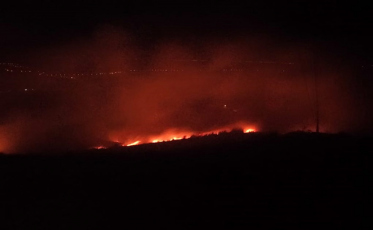 Difícil acesso atrasa combate a incêndio