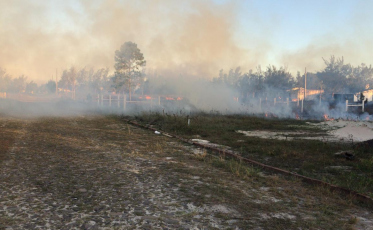 Incêndio em vegetação é visto de longe em Araranguá