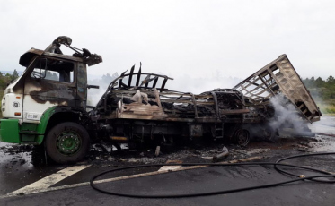 Caminhão pega fogo no trecho de acesso à Jorge Lacerda (VÍDEO)