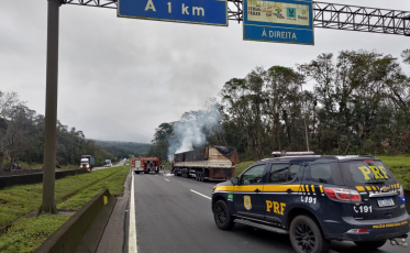 Carreta pega fogo na BR-101