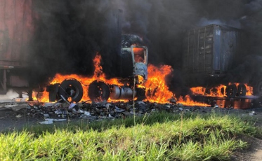 Carretas pegam fogo na BR-101