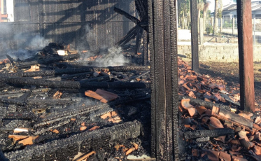 Incêndio destrói residência em Içara