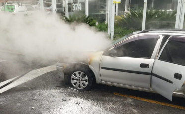 Veículo pega fogo no Centro de Criciúma 