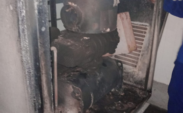 Forquilhinha: Bombeiros combatem incêndio em máquina de empresa 