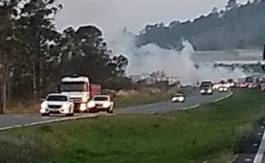 Fogo atinge matagal ao lado da BR-101 em Treze de Maio