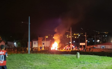 Fogo em pneus em protesto contra a falta de luz no Monte Castelo (VÍDEO)