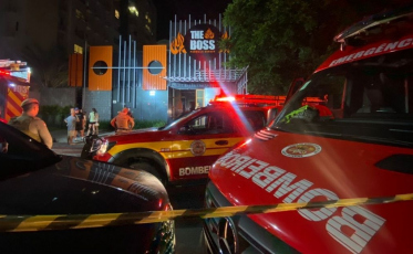 Incêndio atinge hamburgueria no Centro de Criciúma e mobiliza bombeiros