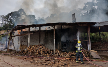 Orleans: Incêndio atinge madeireira e deixa prejuízo de R$ 200 mil