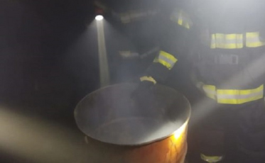 Latão pega fogo dentro de marcenaria em Criciúma