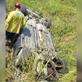 Carro capota às margens de trilho de trem e mobiliza resgate complexo em Urussanga