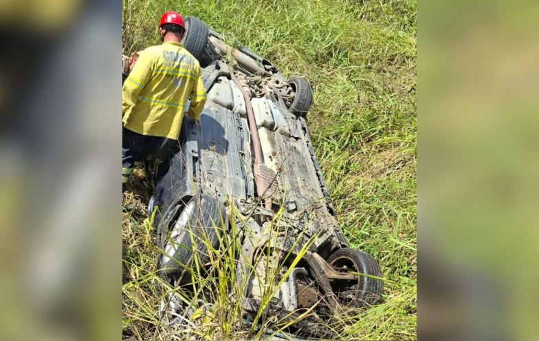 Carro capota às margens de trilho de trem e mobiliza resgate complexo em Urussanga