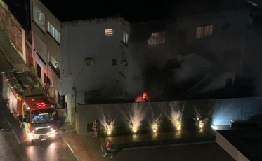 Bombeiros combatem incêndio em prédio no Comerciário (VÍDEO)