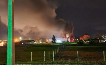 Incêndio atinge frigorífico do Bistek em Nova Veneza (VÍDEO)