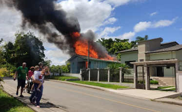 Residência é atingida por incêndio no Pedro Zanivan