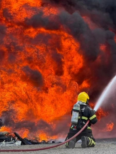FOTOS: Incêndio atinge antiga Oi em Criciúma