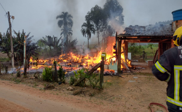 Orleans: Casa de madeira é consumida em chamas 