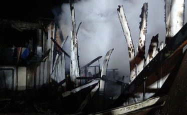 Jovem de 17 anos fica ferida durante incêndio em casa no bairro Pinheirinho 