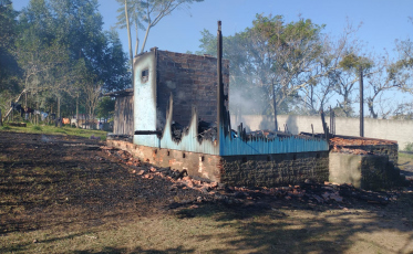 Içara: mulher fica ferida ao tentar combater incêndio em residência; imóvel foi totalmente destruído