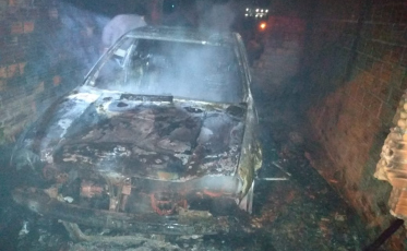 Incêndio destrói veículo em Imbituba