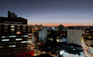 Sexta com frio ao amanhecer e sol entre nuvens