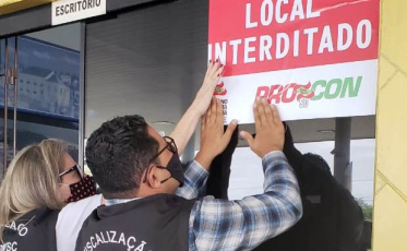 Procon fecha dois postos que vendiam gasolina adulterada em Laguna