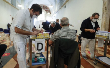 Homem é acusado de tentar tomar vacina contra Covid-19 em braço falso