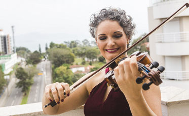 Violinista comenta a experiência de dividir o palco com Lenine
