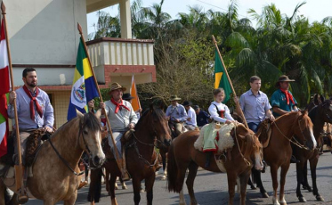 Peça teatral é destaque no desfile cívico de Jacinto Machado