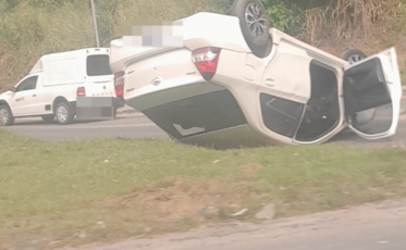 Içara: carro capota na rodovia Jorge Zanatta