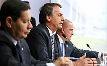 Bolsonaro propõe idade mínima de 62 anos para homem e 57 para mulher