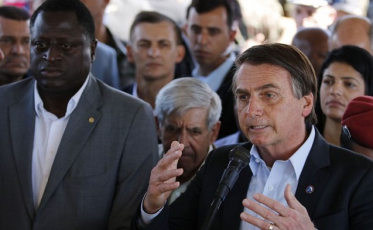 Bolsonaro defende redução da carga tributária