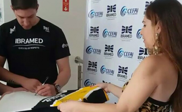 No interior paulista, Follmann autografa camisa de 1989 do Tigre