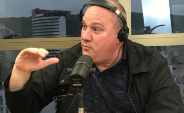 No Nomes & Marcas, a trajetória do narrador Jhota Del Fabro 