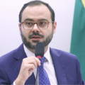 Ministro admite dificuldade do Brasil em manter fábricas ativas diante da concorrência asiática