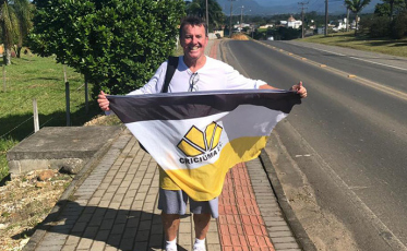 Pelo acesso do Criciúma, torcedor leva santo ao Caravaggio 