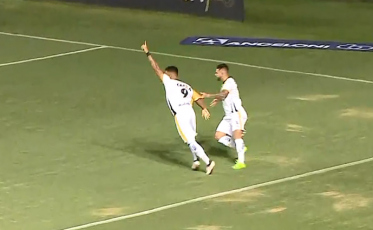 João Paulo diz que os gols foram um presente para a torcida e para Grizzo