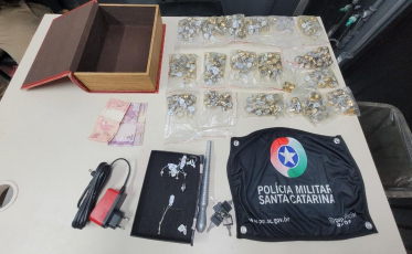 Dupla é presa após roubo em loja de alianças; itens são recuperados  