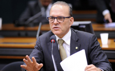 “Deixa a gente trabalhar”.