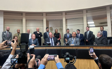 Jorginho Mello entrega projeto da Universidade Gratuita na Alesc: 