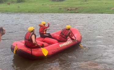 Bombeiros seguem as buscas por jovem desparecido em rio de Orleans