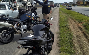 Uma moto antirradar é flagrada na BR-101