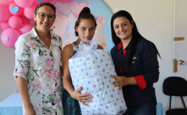 Futuras mães recebem kit de enxoval em Forquilhinha