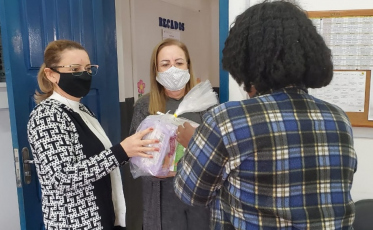 Cocal do Sul entrega kits de alimentação escolar