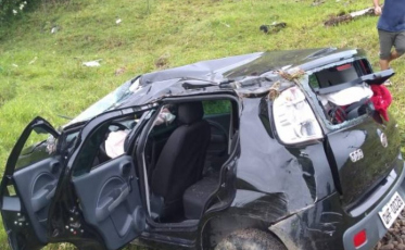 Carro capota e condutor é levado ao hospital