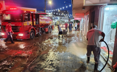 Criciúma: Defesa Civil e Corpo de Bombeiros fazem limpeza na rua Coronel Pedro Benedet após acúmulo de lama