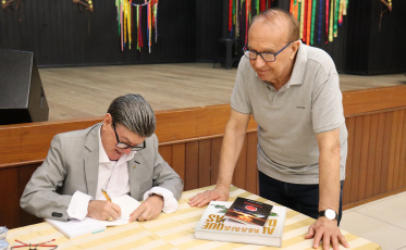 Com a presença de amigos e familiares, Plácido Pizzetti lança dois livros no Bairro da Juventude