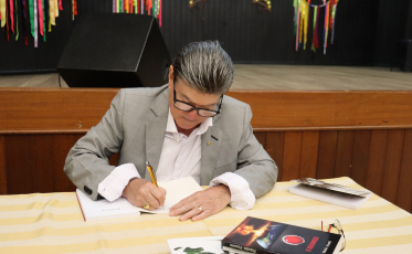 Com a presença de amigos e familiares, Plácido Pizzetti lança dois livros no Bairro da Juventude