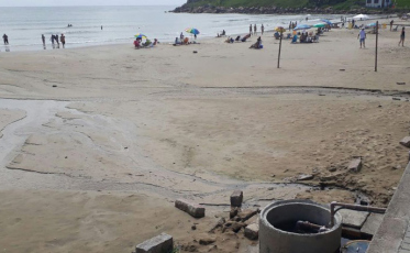 Esgoto é despejado em praia de Laguna (FOTOS)
